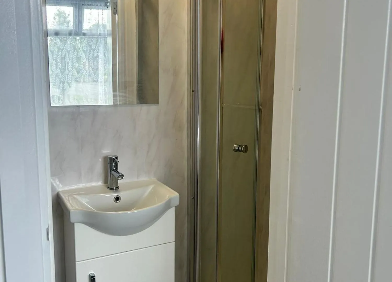 Free Parking For Spacious Double Bedrooms With Ensuite Bathroom Near Abby Wood For Elizabeth Line And Network Rail Belverdere Guest house Belvedere